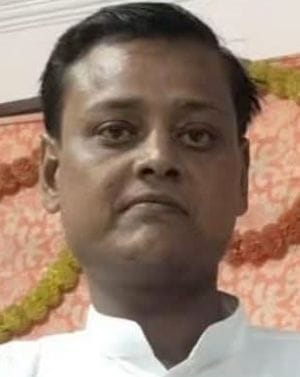 A shopkeeper hanged himself after incurring losses in business.