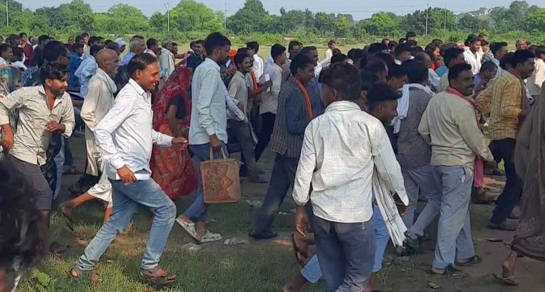 Hundreds of farmers reached the cooperative society for fertilizer and blocked the road.