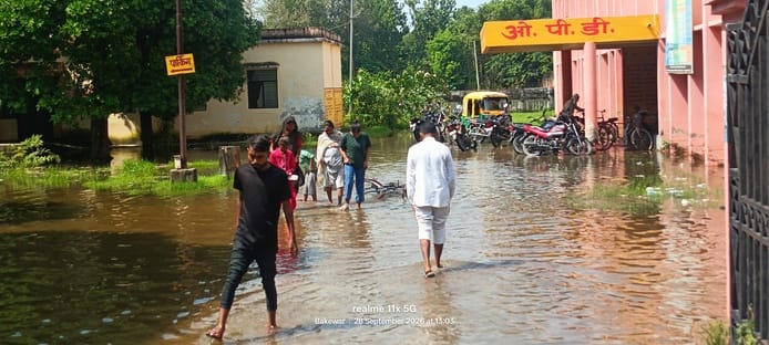 फोटो: 29 बकेवर के 50 शैया अस्पताल परिसर में भरे पानी के बीच से होकर आते जाते मरीज। संवाद