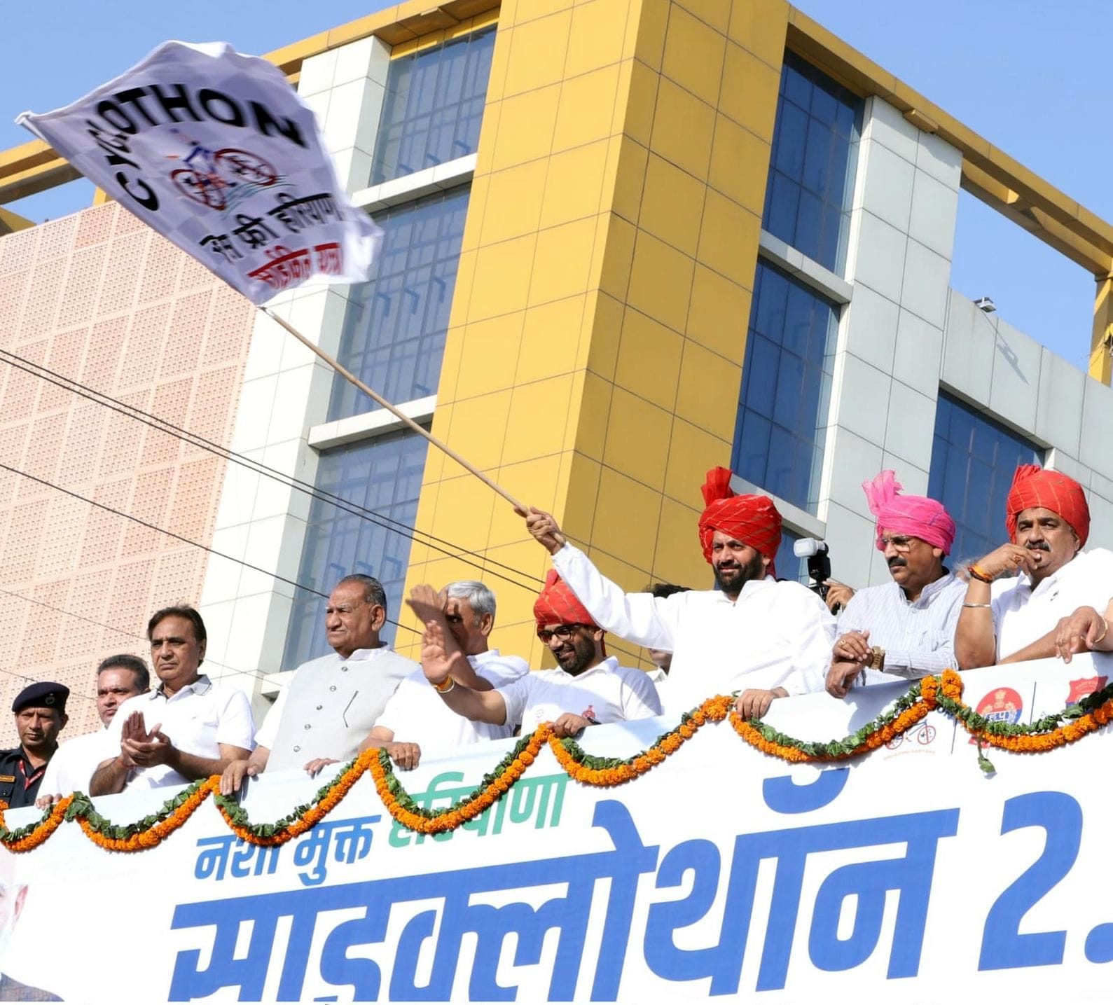 फोटो 29जेएनडी04-25 अप्रैल 2025 को जींद में साइक्लोथॉन रैली को रवाना करते हुए मुख्यमंत्री नायब स