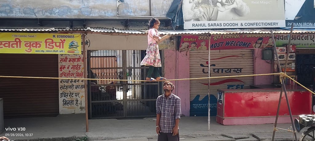 फोटो 3नांगल चौधरी में रस्सी पर चलकर दिखाती सात वर्षीय बच्ची।संवाद