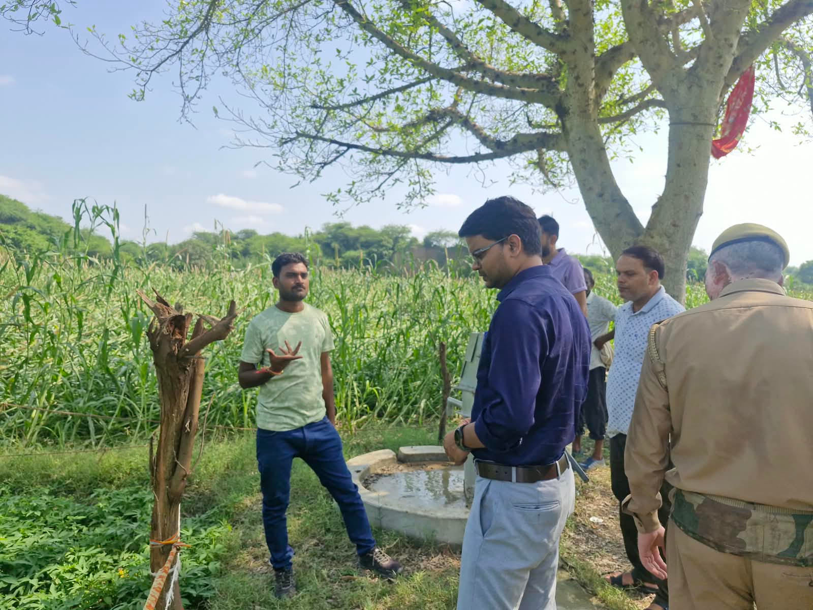 फोटो  31:: जसोहन में बारिश से प्रभावित फसलों का निरीक्षण करते एसडीएम अभिषेक प्रताप सिंह व राजस्