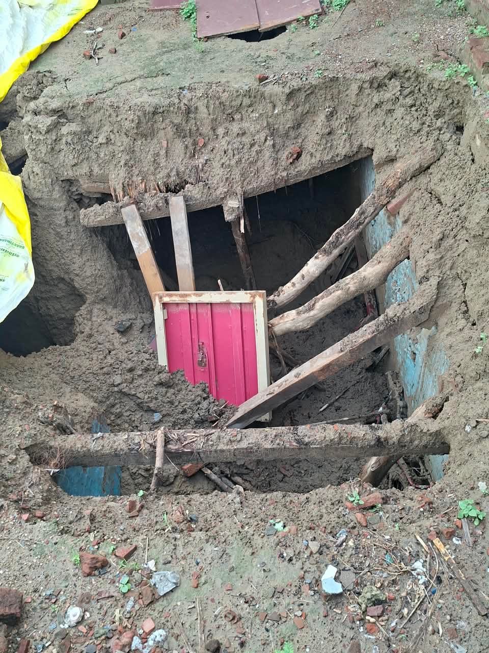Six houses collapsed in Ijalpur due to waterlogging.