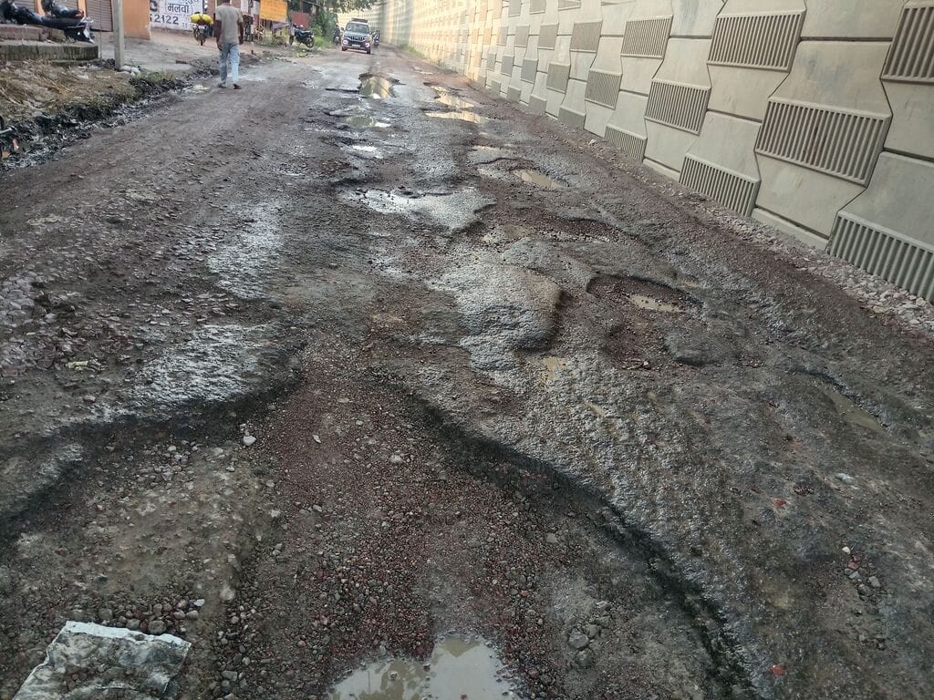 फोटो-35- फतेहपुर से चौडगरा आने वाले संपर्क मार्ग का हाल। संवाद