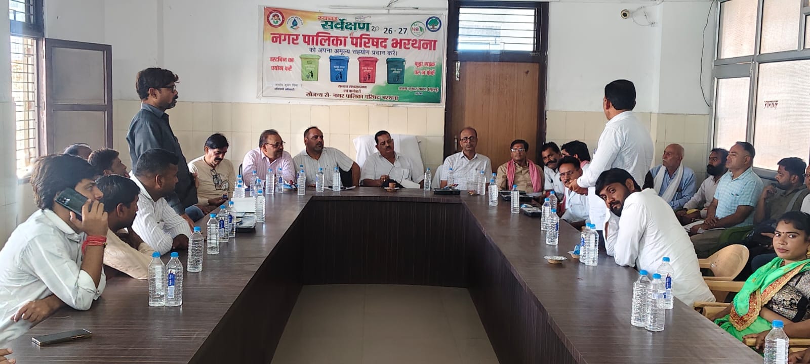 फोटो: 37 बोर्ड बैठक में चर्चा करते पालिकाध्यक्ष अजय कुमार यादव, ईओ संतोष मिश्रा व सभासद। स्रोत 