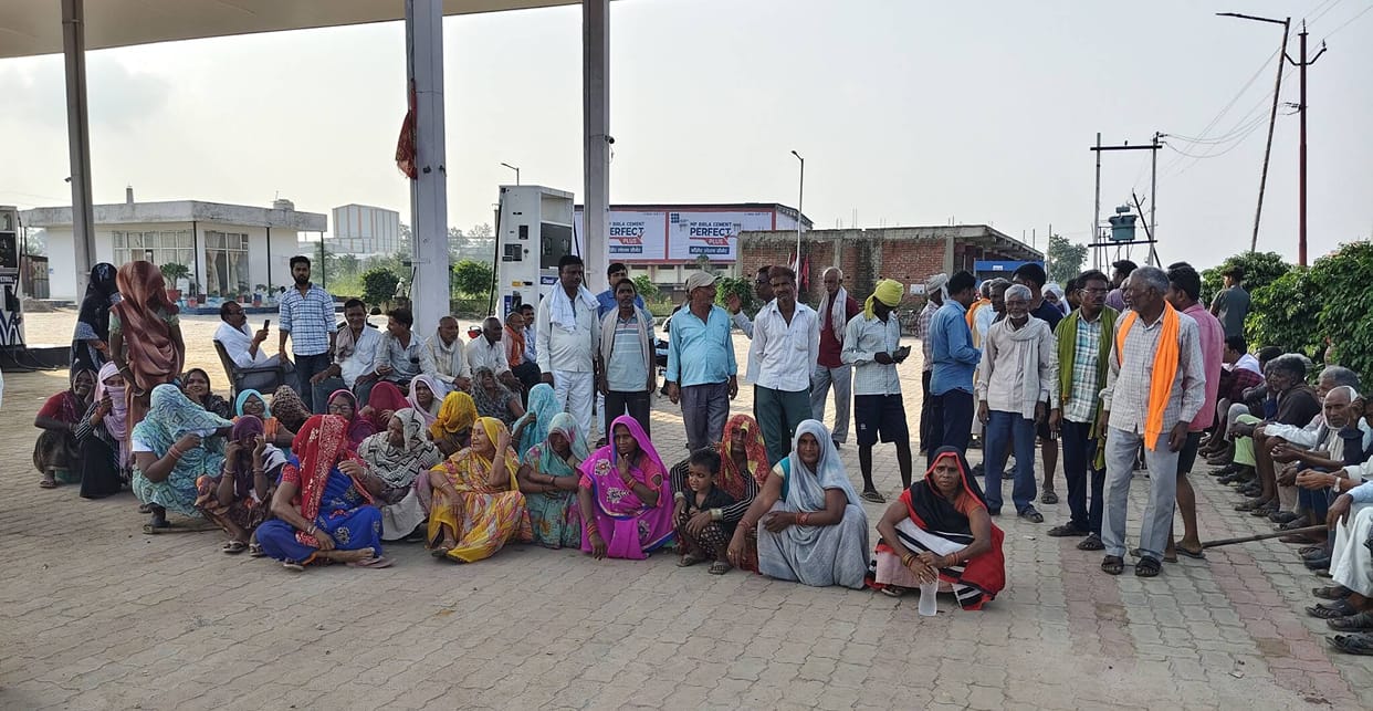Hundreds of bighas of farmland submerged due to a blocked drain; villagers blocked the access road to a petrol pump.