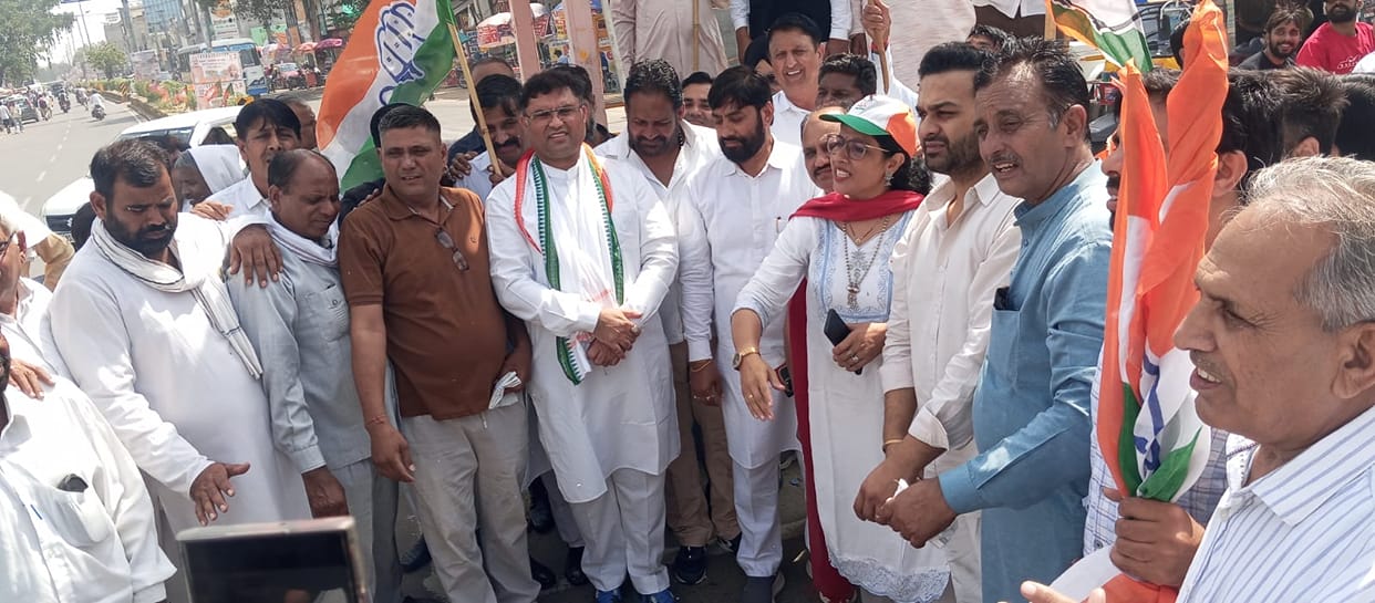 Congress members took to the streets against the Election Commission and burned an effigy of the Chief Election Commissioner.
