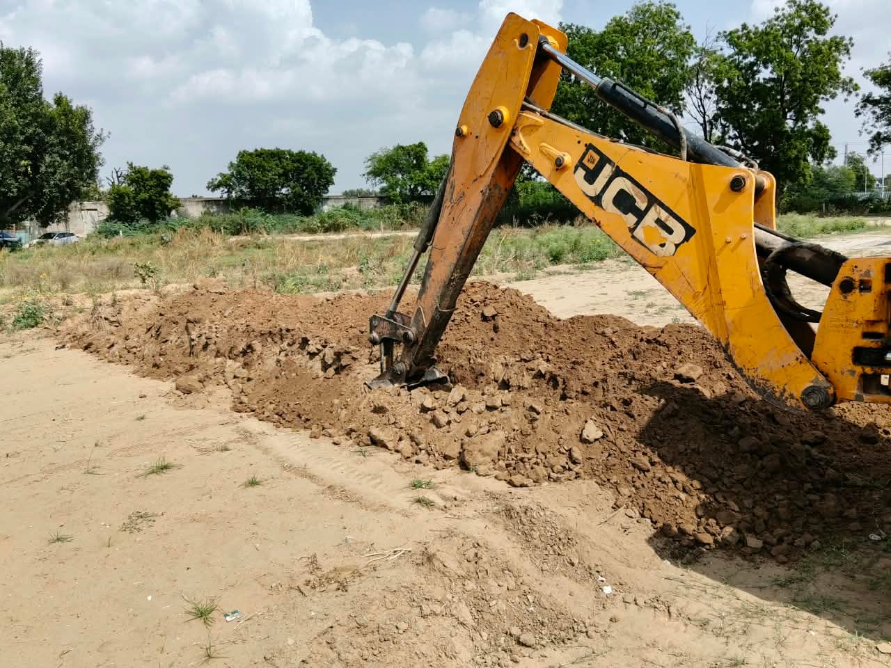 फोटो 7अवैध कॉलोनी में कच्चे रोड नेटवर्क को उखाड़ते डीटीपी टीम।स्रोत:डीटीपी