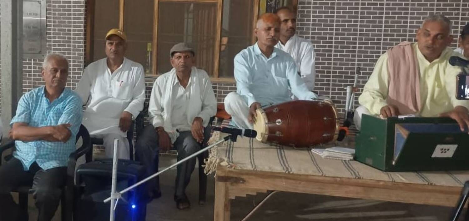 फोटो - कासंडी गांव में जागरूकता कार्यक्रम में उपदेश देते हुए संगठन के पदाधिकारी। स्रोत - प्रवक्