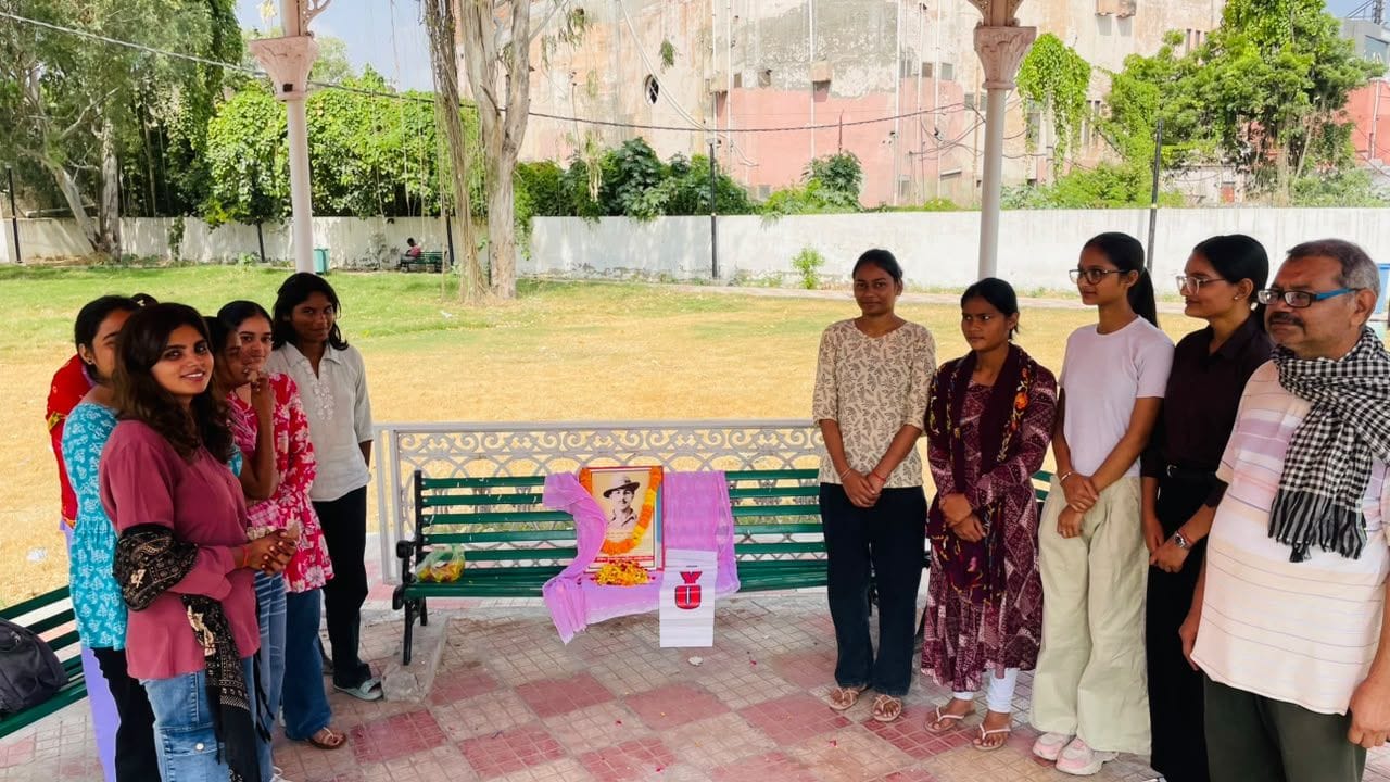 फोटो नंबर-09शहीद ए आजम भगत सिंह के चित्र पर पुष्प अर्पित करते ऑल इंडिया डेमोक्रेटिक यूथ आर्गे