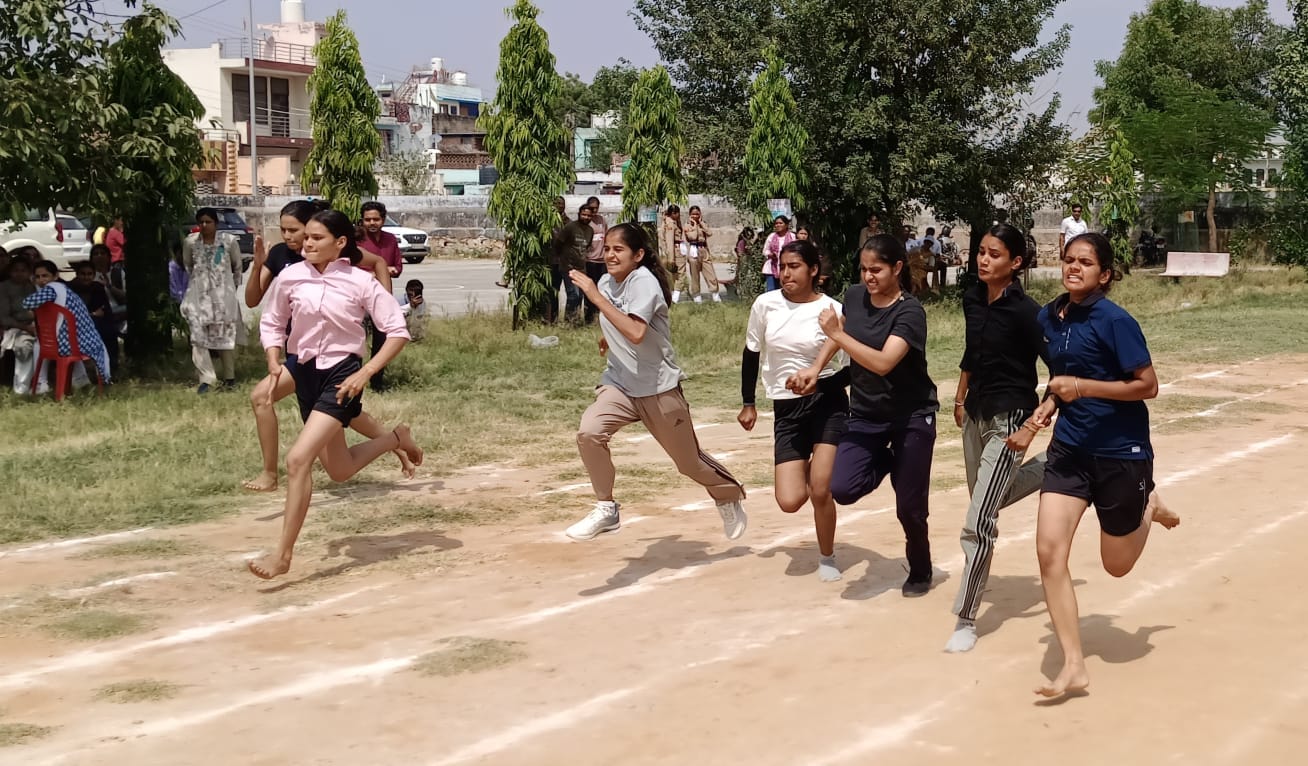 फोटो नंबर-11महिला कॉलेज में आयोजित खेलकूद प्रतियोगिता की दौड़ में भाग लेती छात्राएं। संवाद