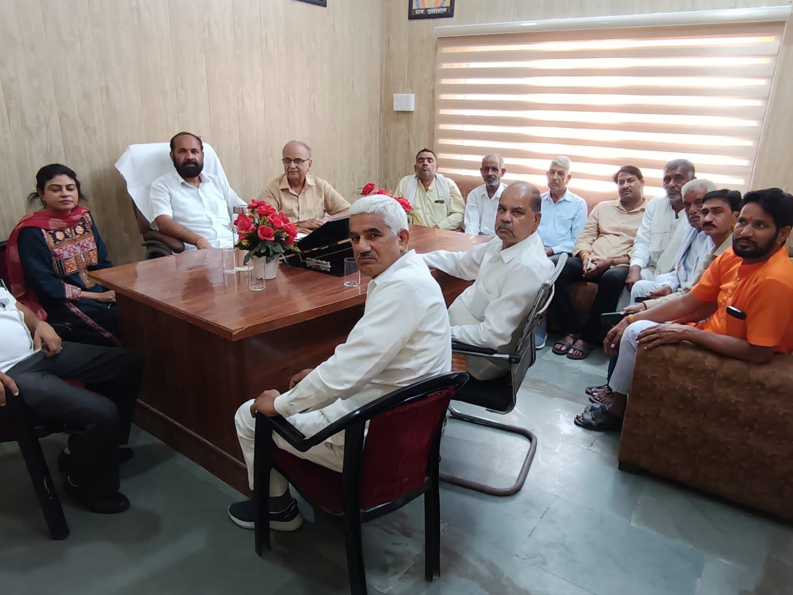 फोटो नंबर-20मार्केट कमेटी सदस्यों की बैठक लेते प्रधान बाबूलाल यादव। स्रोत: विभाग