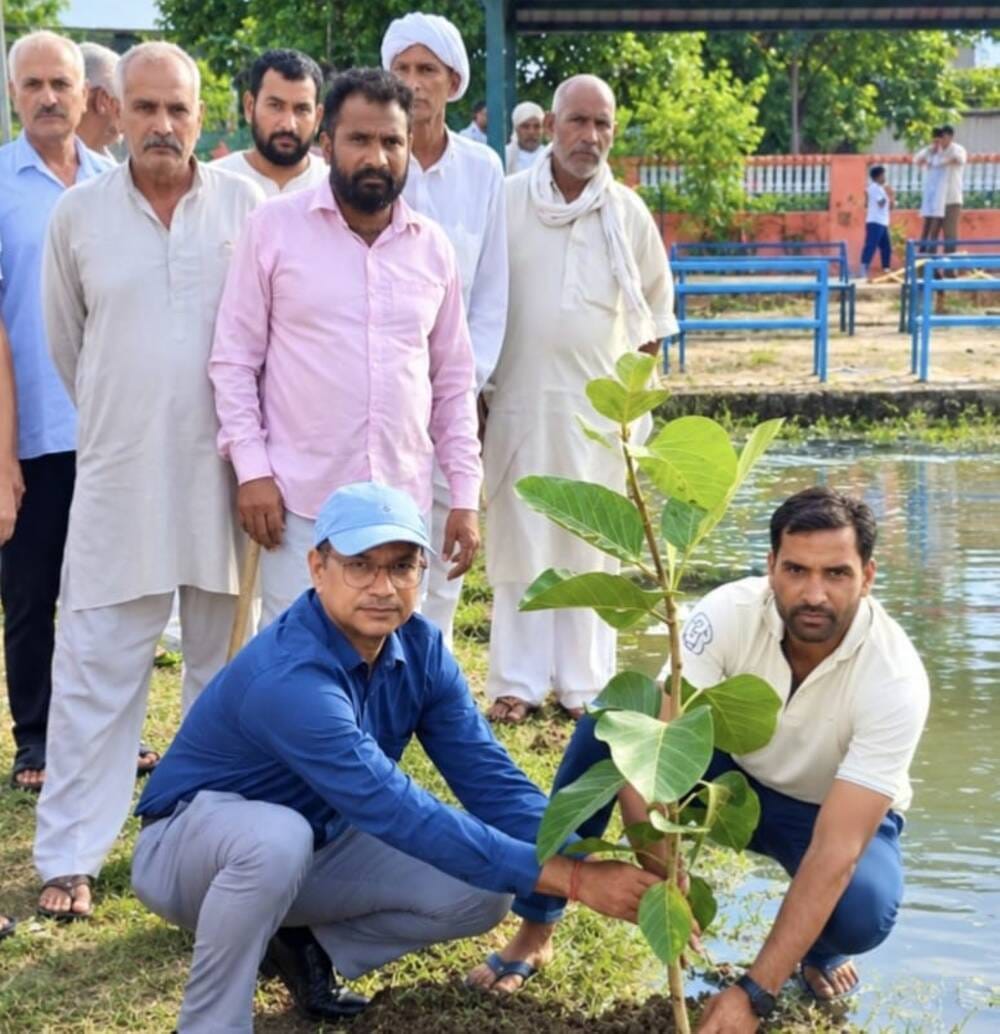 फोटो - रुखी खास गांव में पौधरोपण करते हुए। स्रोत - प्रवक्ता