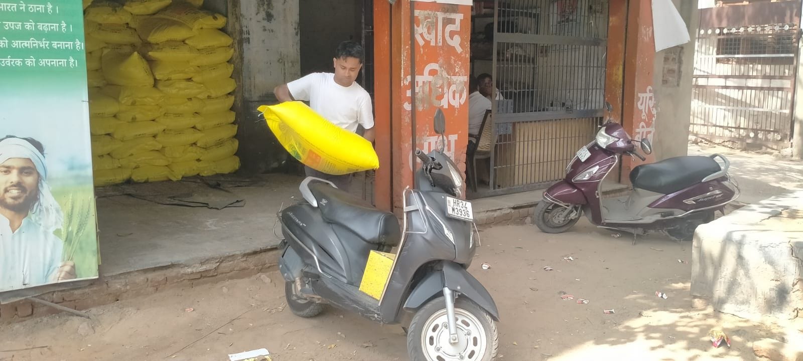 फोटो संख्या:51- सरकारी खाद  केंद्र पर यूरिया खालेकर जाता किसान--संवाद
