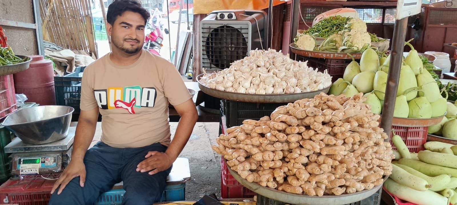 फोटो संख्या:52 सब्जी मंडी में दुकान में रखी अदरक--संवाद