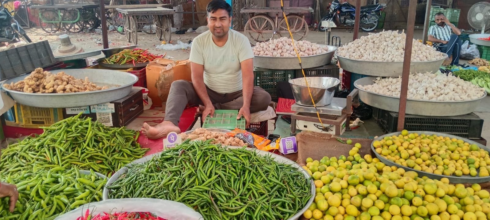 फोटो संख्या:54- सब्जी मंडी में स्थित दुकान में रखी हरी मिर्च--संवाद
