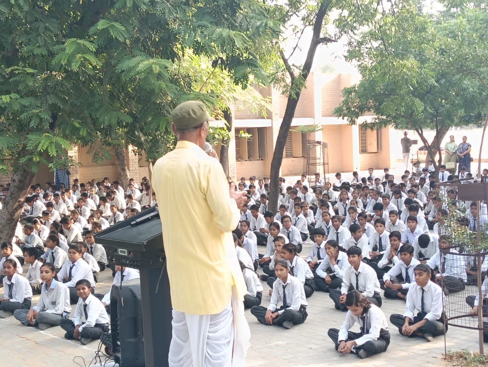 फोटो संख्या:56- राजकीय मॉडल  संस्कृति स्कूल में विद्यार्थियों को  जागरूक करते प्रताप सिंह शास्