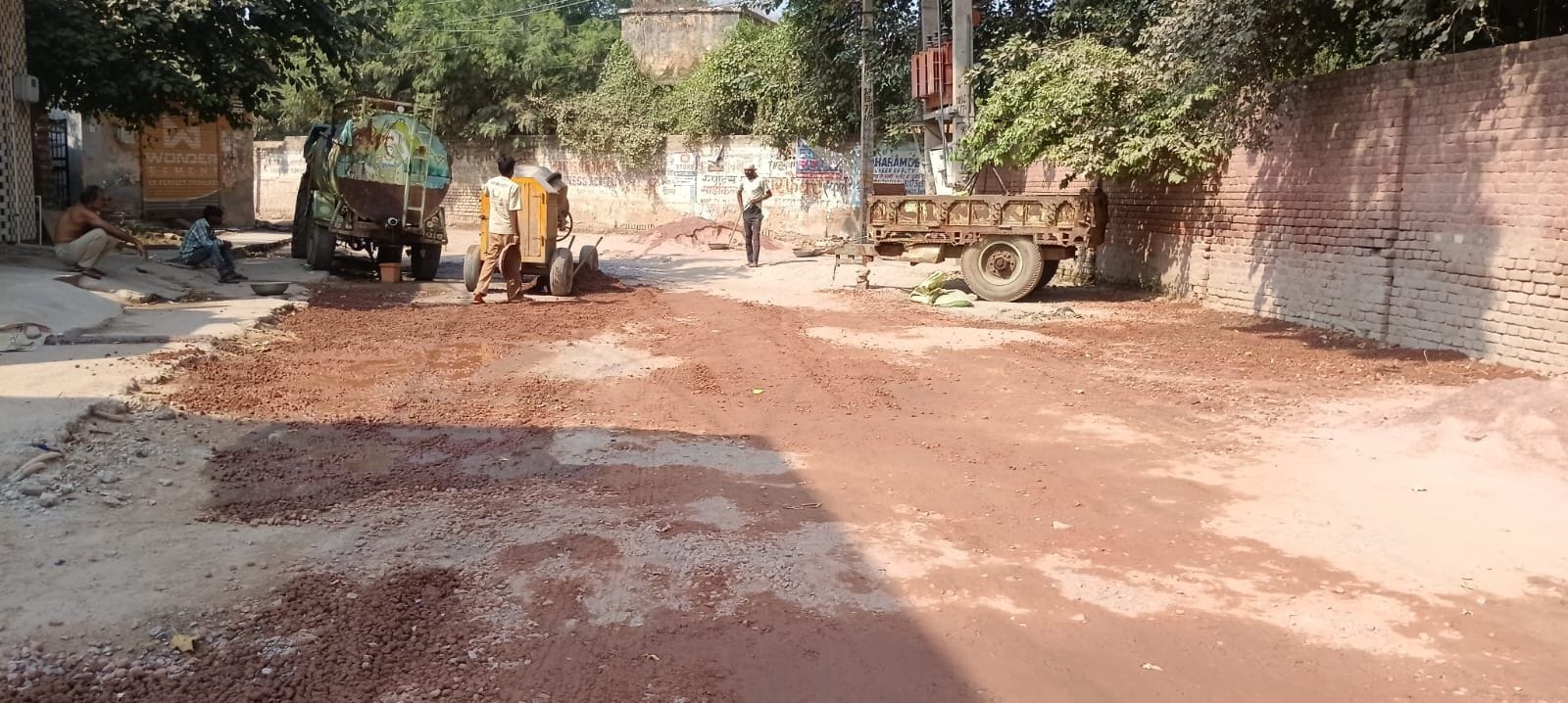 फोटो संख्या:58- पीएम श्री  राजकीय कन्या स्कूल से मोहल्ला पड़ाव तक सड़क का निर्माण करते कर्मचारी