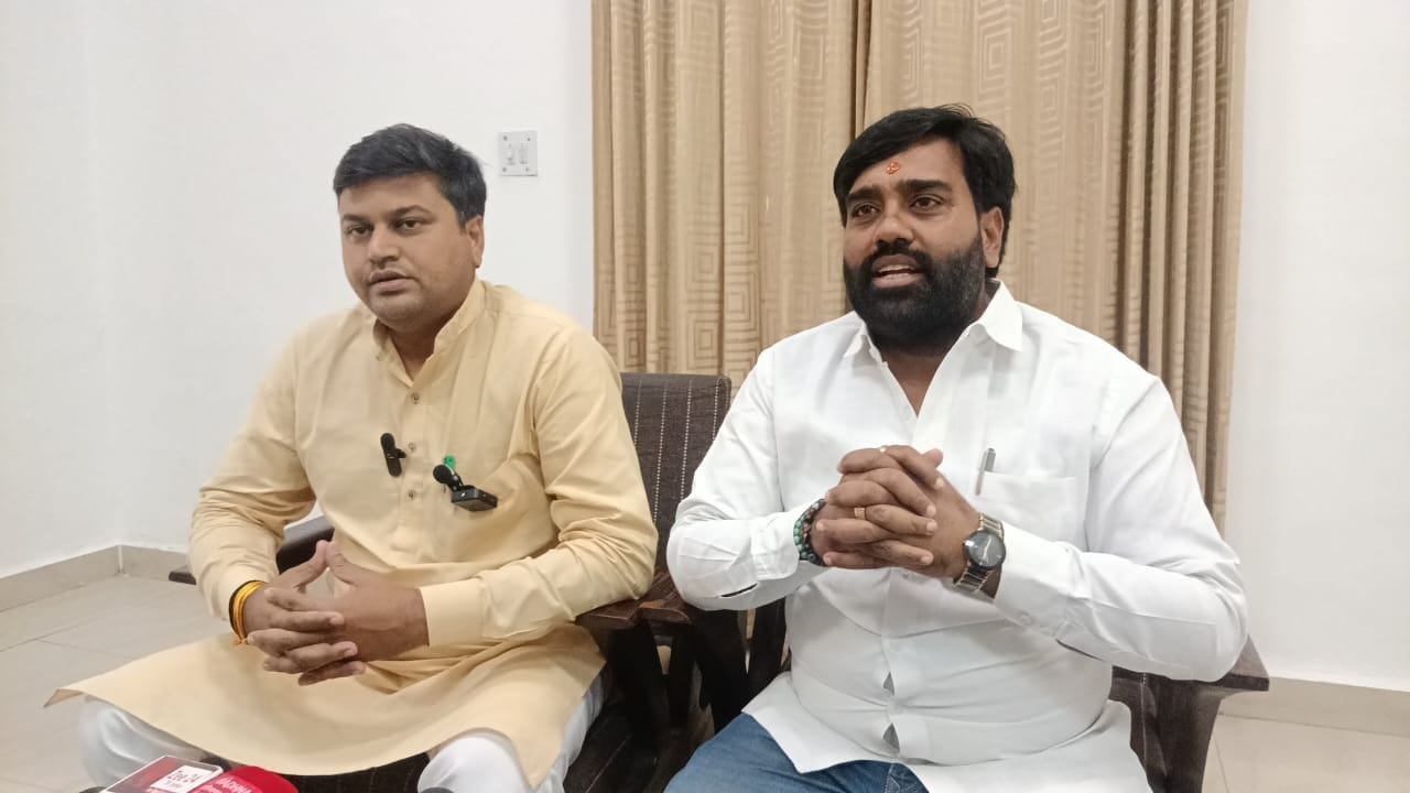 फोटो संख्या:65- लाेक निर्माण  विश्राम गृह में पत्रकारों से बातचीत  करते भाजपा जिला प्रमुख डॉ. र