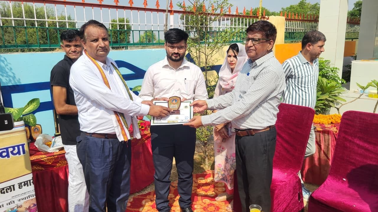 फोटो संख्या:66- गांव बुचौली में  आयोजित कार्यक्रम में एसडीएम योगेश सैनी को सम्मानित करते संस्था