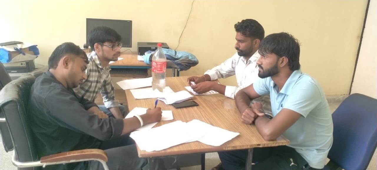 फोटो संख्या:69- रोजगार मेले  में  युवाओं का साक्षात्कार लेते कंपनी के प्रतिनिधि--संवाद