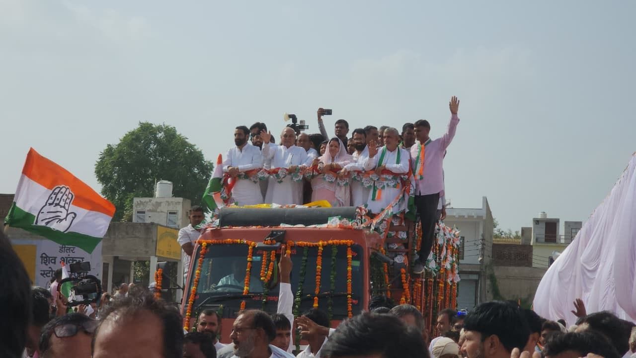 फोटो संख्या:75-रोड शो के दौरान  कार्यकर्ताओं व लोगों का अभिवांदन करते पूर्व मुख्यमंत्री भूपें