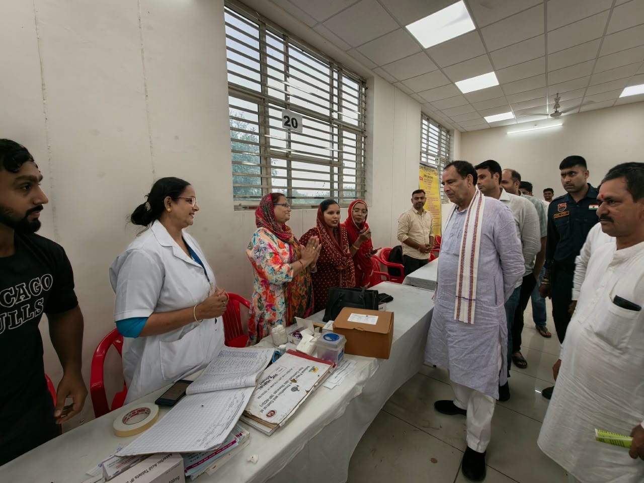 फोटो: सोनीपत के बीडीपीओ कार्यालय मुरथल में विशेष कैंप के दौरान स्टॉल का निरीक्षण करते हरियाणा स