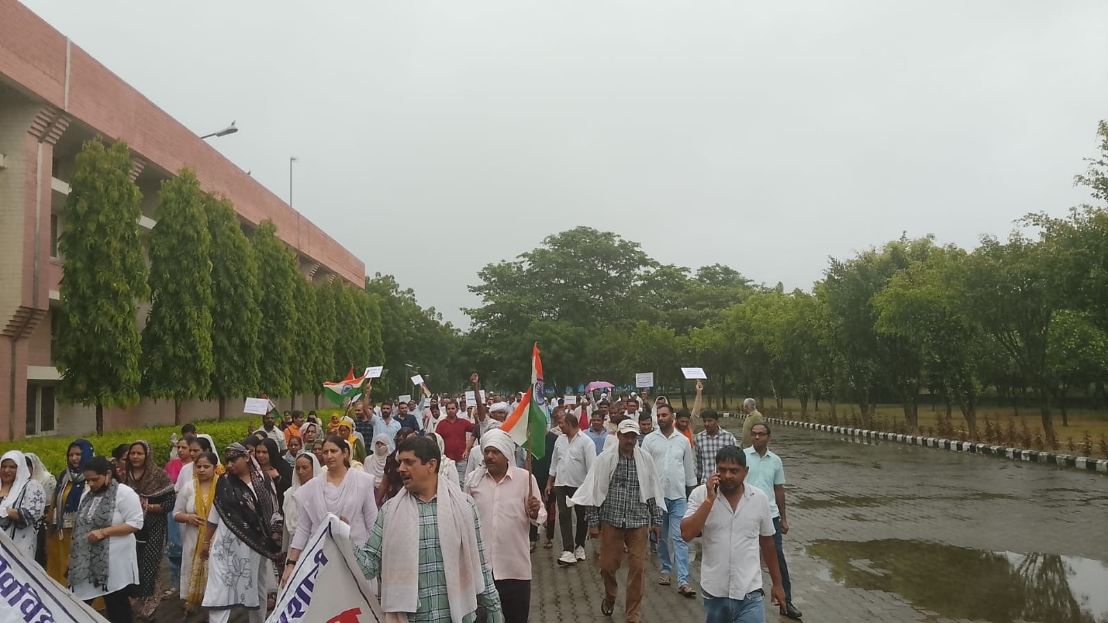 फोटो: सोनीपत के डीसीआरयूएसटी, मुरथल में रोष मार्च निकालकर कुलपति कार्यालय पर जाते गैर-शिक्षक कर