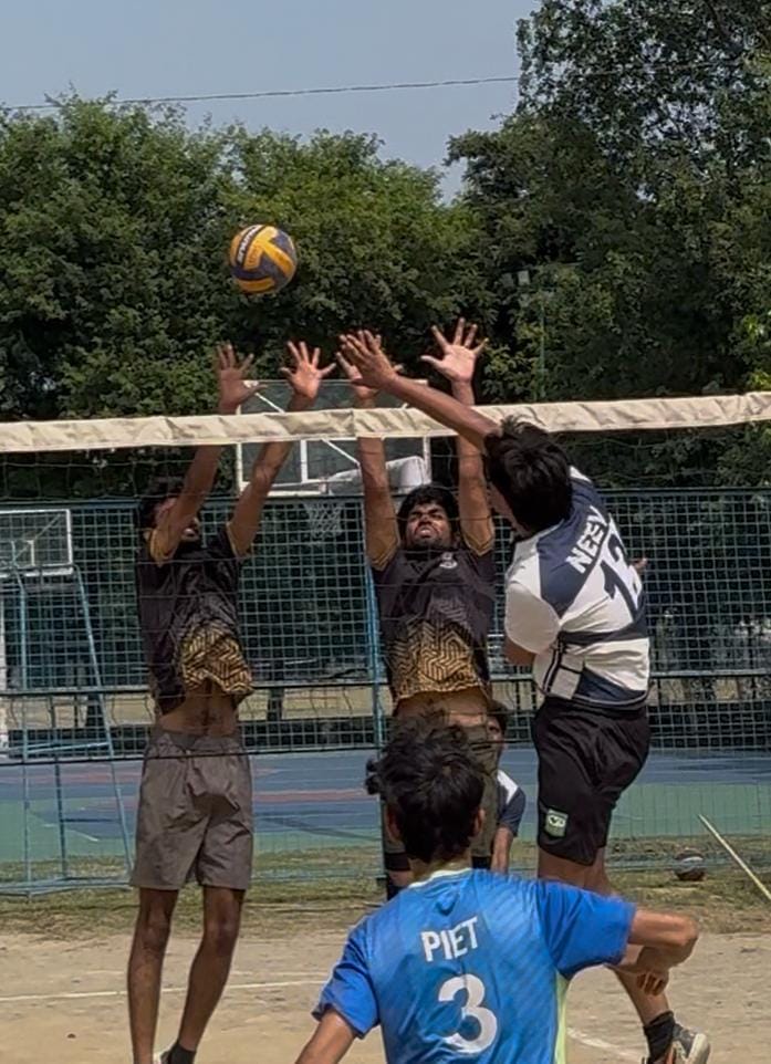 फोटो : सोनीपत के हरियाणा खेल विश्वविद्यालय, राई में आयोजित प्रतियोगिता के दौरान वॉलीबॉल खेलते 