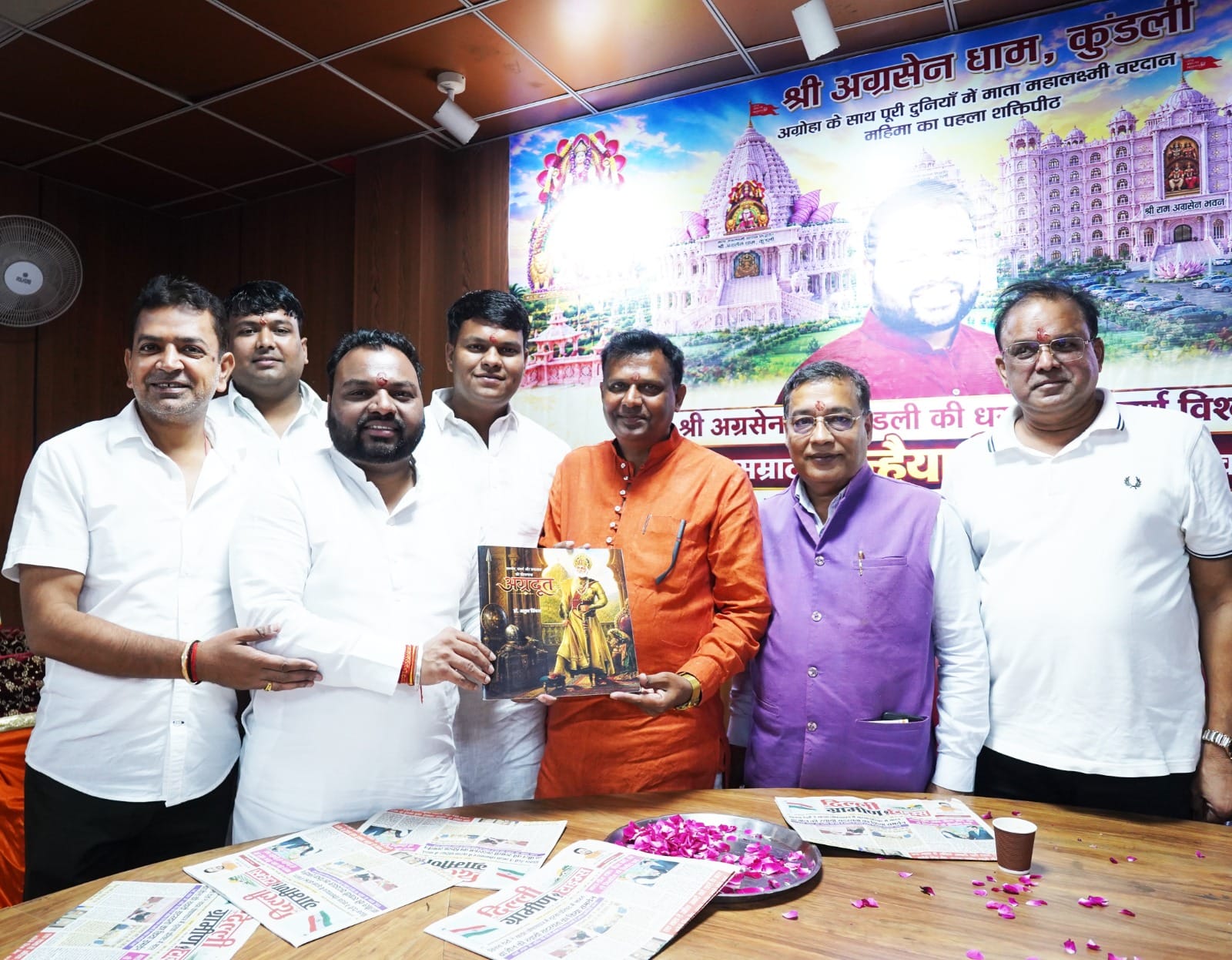 फोटो : सोनीपत के श्री अग्रसेन धाम कुंडली में पहुंचे भजन गायक कन्हैया मित्तल का स्वागत करते संस्