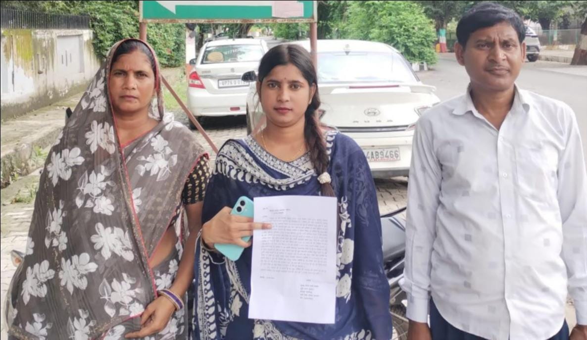 फोटो:04: माता-पिता के साथ पुलिस अधीक्षक कार्यालय में मौजूद पीड़िता। संवाद