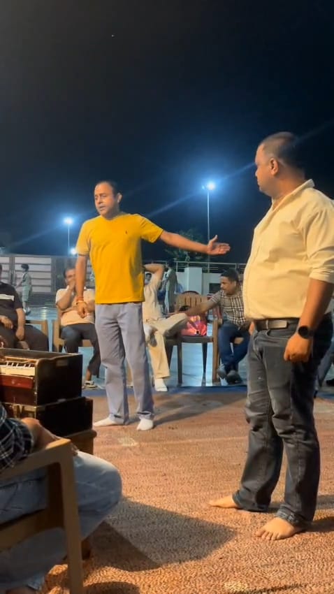 फतेहाबाद। चिल्ली वाली धर्मशाला में होने वाली रामलीला को लेकर तैयारियां करते कलाकार। आयोजक