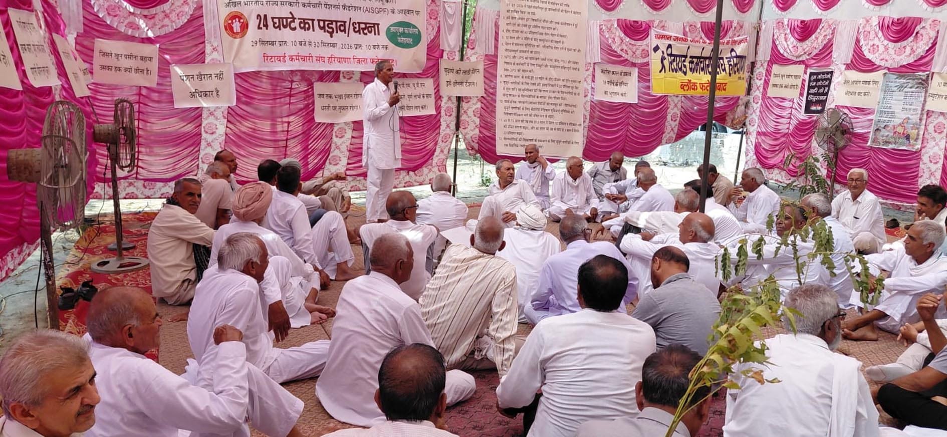 फतेहाबाद। डीसी कार्यालय पर पड़ाव डालकर रोष जताते रिटायर्ड कर्मचारी। संघ
