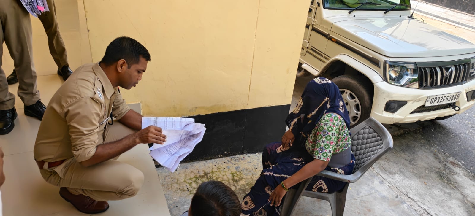 फतेहाबाद फोटो।जमीन पर बैठकर महिला की शिकायत सुनते एसीपी इमरान अहमद