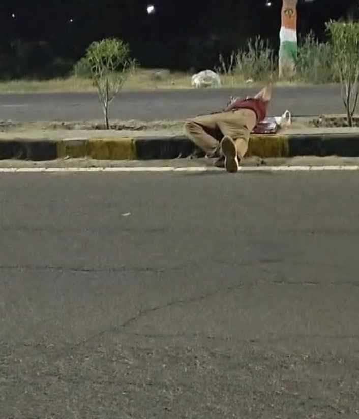 फतेहाबाद में हिसार रोड पर बेसुध पड़ा युवकस्त्रोत विजय सहारण