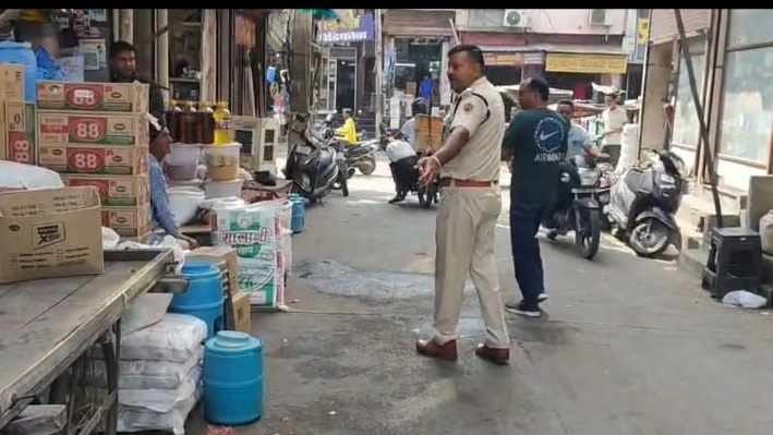 Municipal Council team takes to the field; goods and carts from 50 shops confiscated