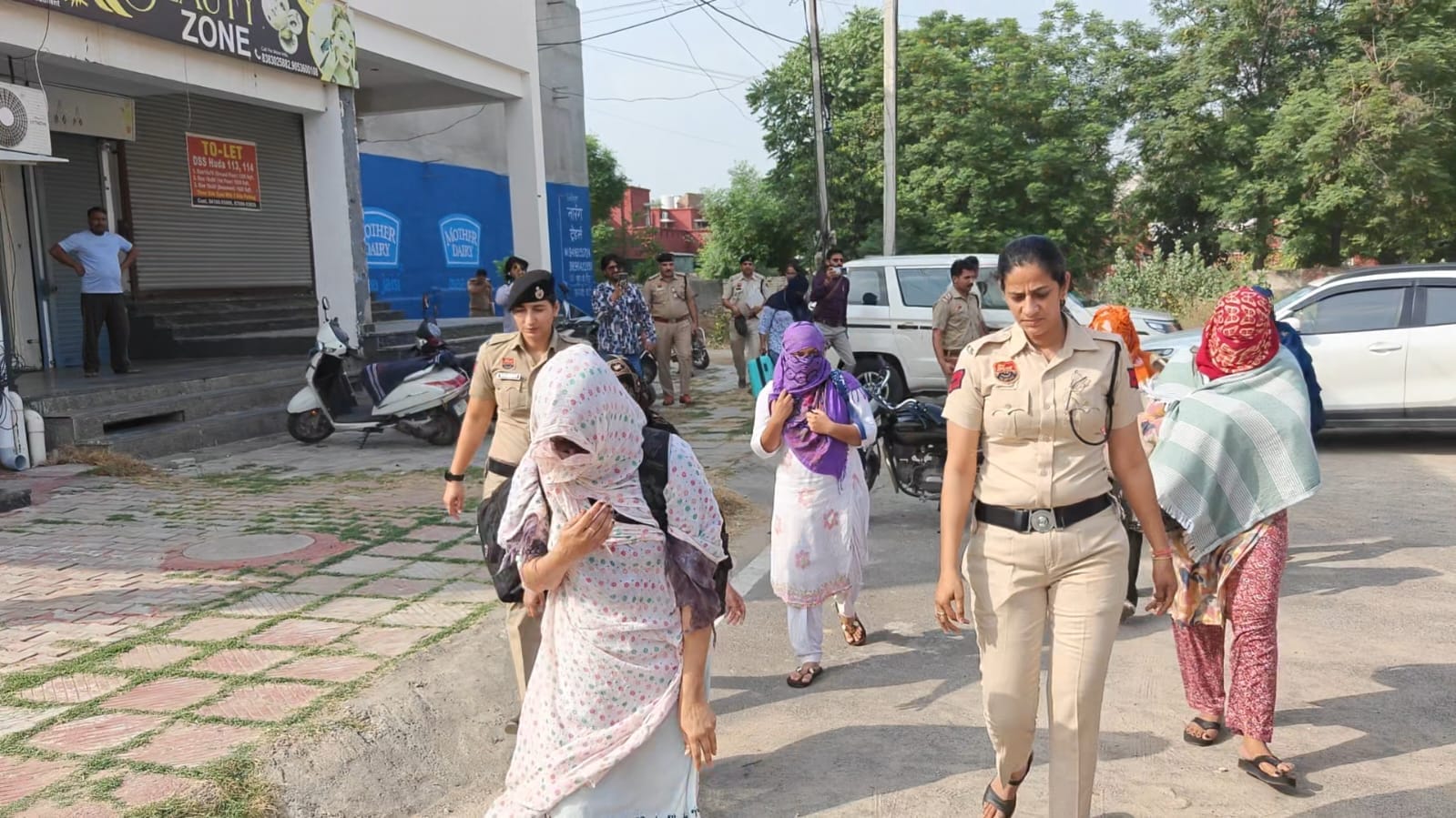 फतेहाबाद। शहर के सेक्टर तीन में चल रहे स्पा सेंटर से पकड़ी गई युवतियों को लेकर जाती पुलिस। संवा