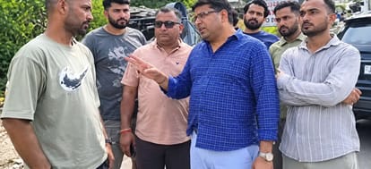 गोल मेला क्षेत्र में डंपिंग स्टेशन को लेकर नगर परिषद कर्मचारियों से बात करते स्थानीय निवासी।