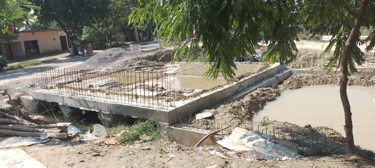गौर-वाल्टरगंज मार्ग पर जोगिया चौराहे पर कवलसिया जाने वाले मार्ग पर लघु सेतु का निर्माण संवाद