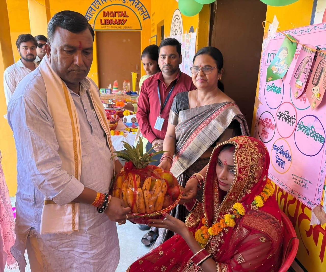 गर्भवतियों को फल की टोकरी भेंट करते विधायक। स्रोत: कर्मचारी