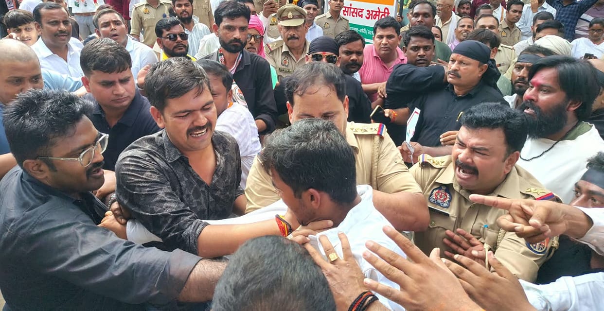 Scuffle breaks out between police and Congress workers