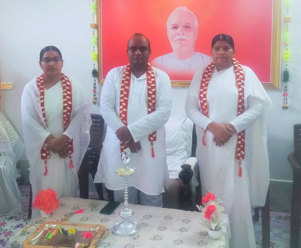 गोष्ठी में मौजूद मुख्य वक्ता व ब्रह्माकुमारी बहनें। स्रोत: आयोजक