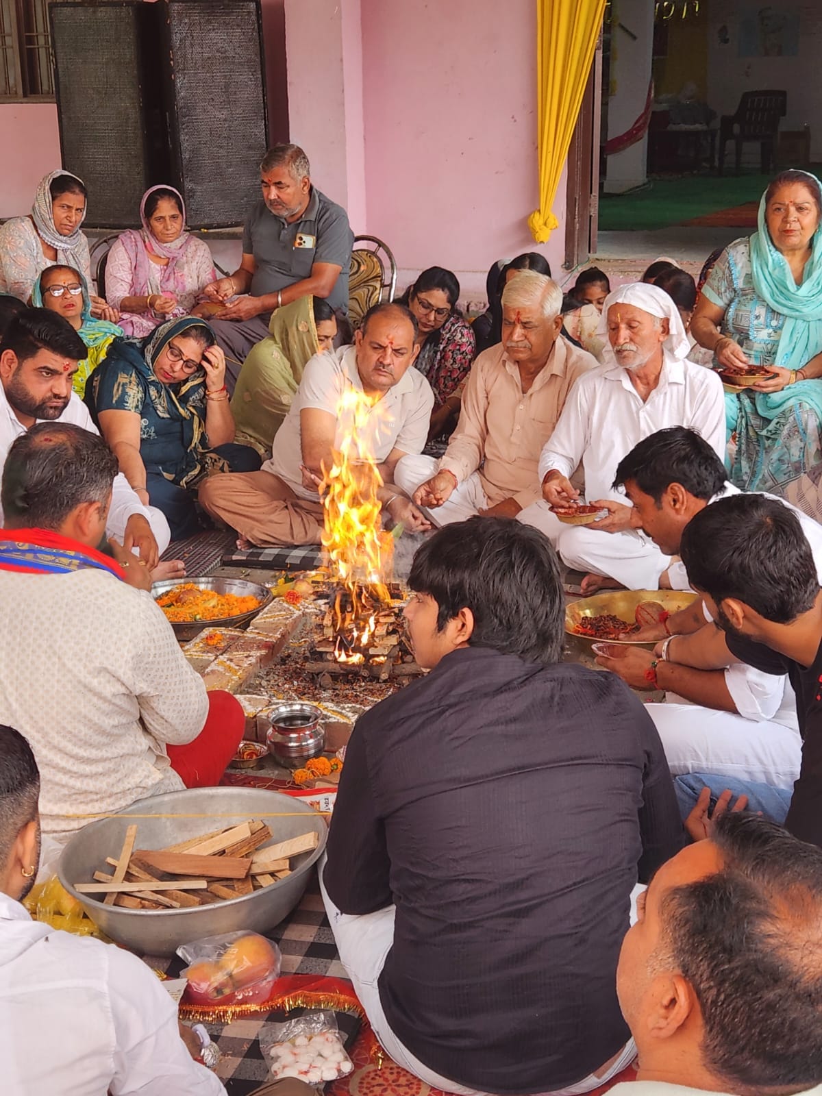 Devotees offered oblations into the Havan