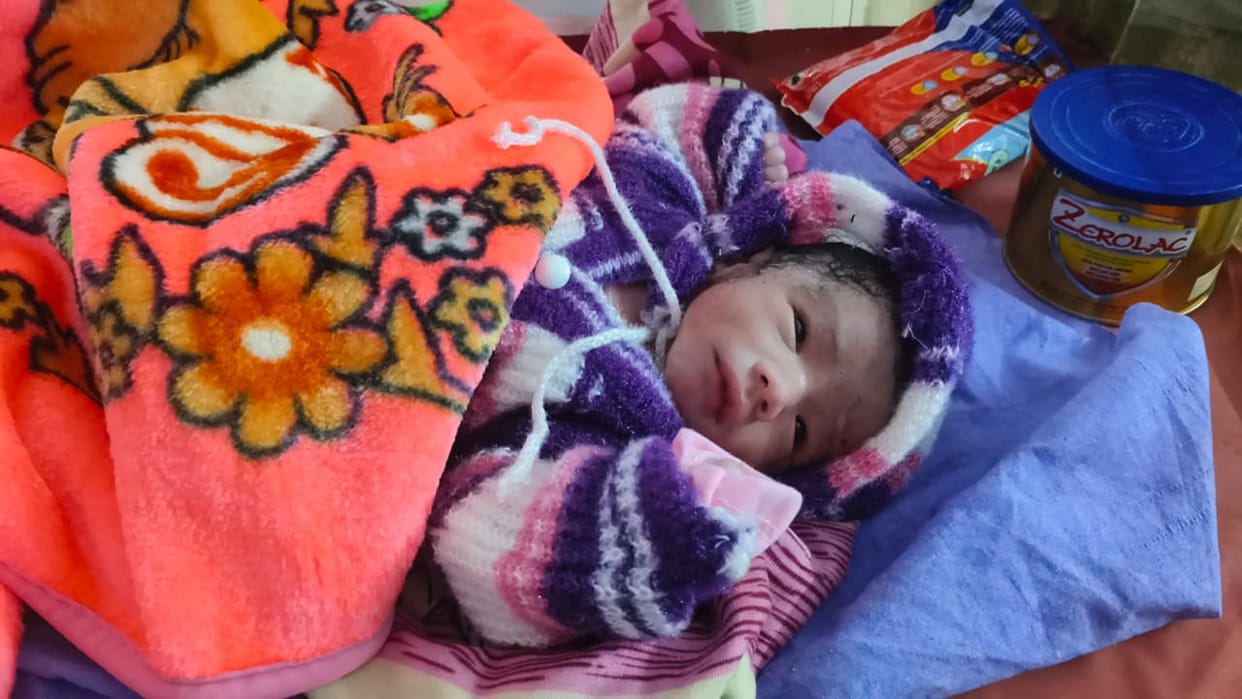 Woman gives birth to newborn by the roadside; passersby rush her to the hospital.