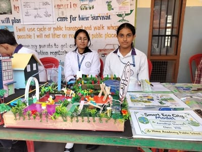 हैप्स हीरानगर की आराध्या अपने मॉडल के साथ। संवाद
