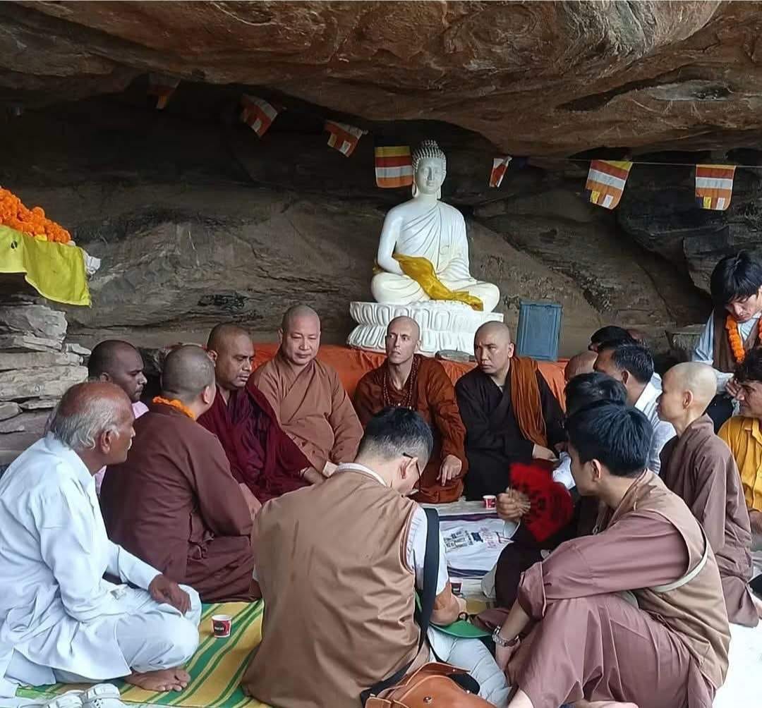 इलिया के घुरहूपर में बुद्ध जी के प्रतिमा के समक्ष पूजा करते बौद्ध भिक्षु। स्रोत:-जागरूक पाठक