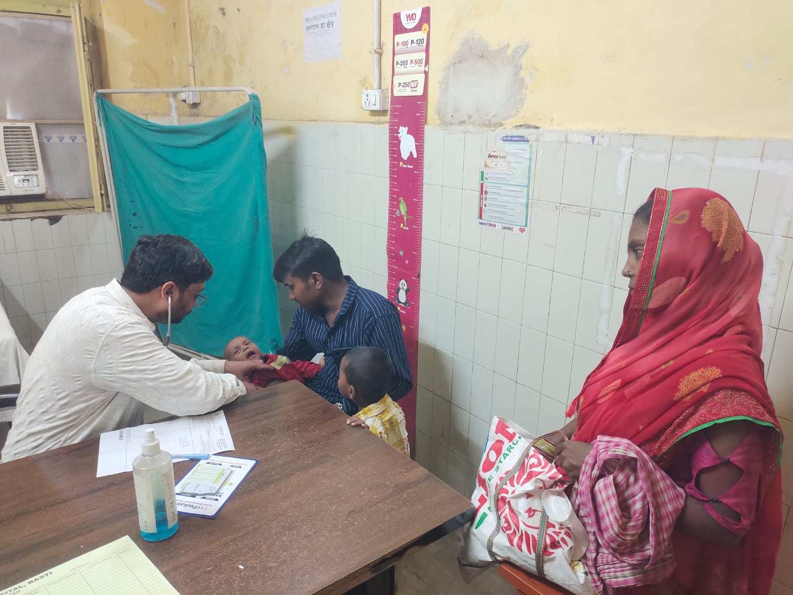 जिला अस्पताल की ओपीडी में बच्चे की जांच करते बाल रोग विशेषज्ञ डॉ. एके सिंह संवाद