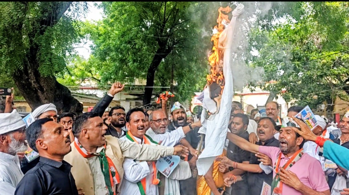 Alleging electoral rigging, the Congress burned effigies of the Prime Minister, the Home Minister, and the Chief Election Commissioner.
