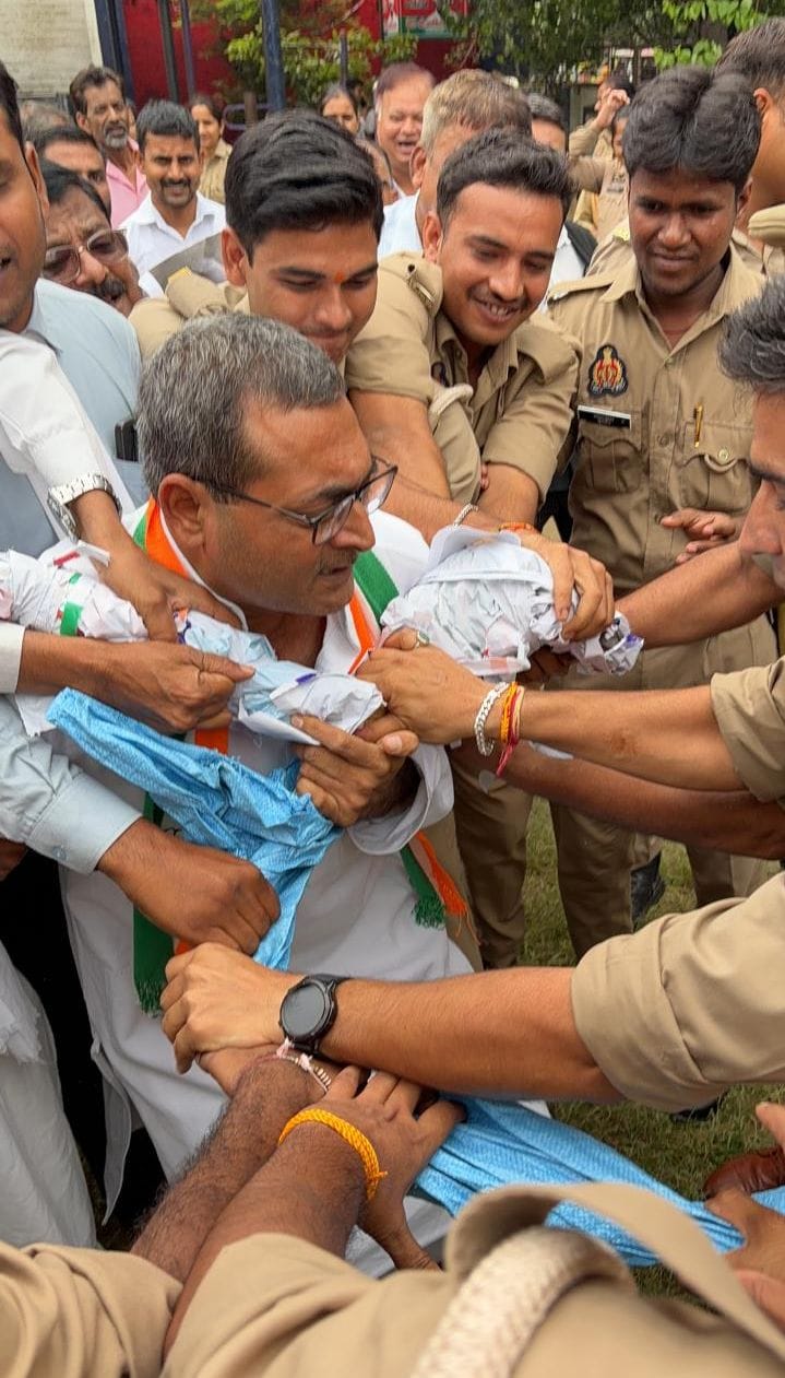 Congress members staged a protest over the CEC's arrest.