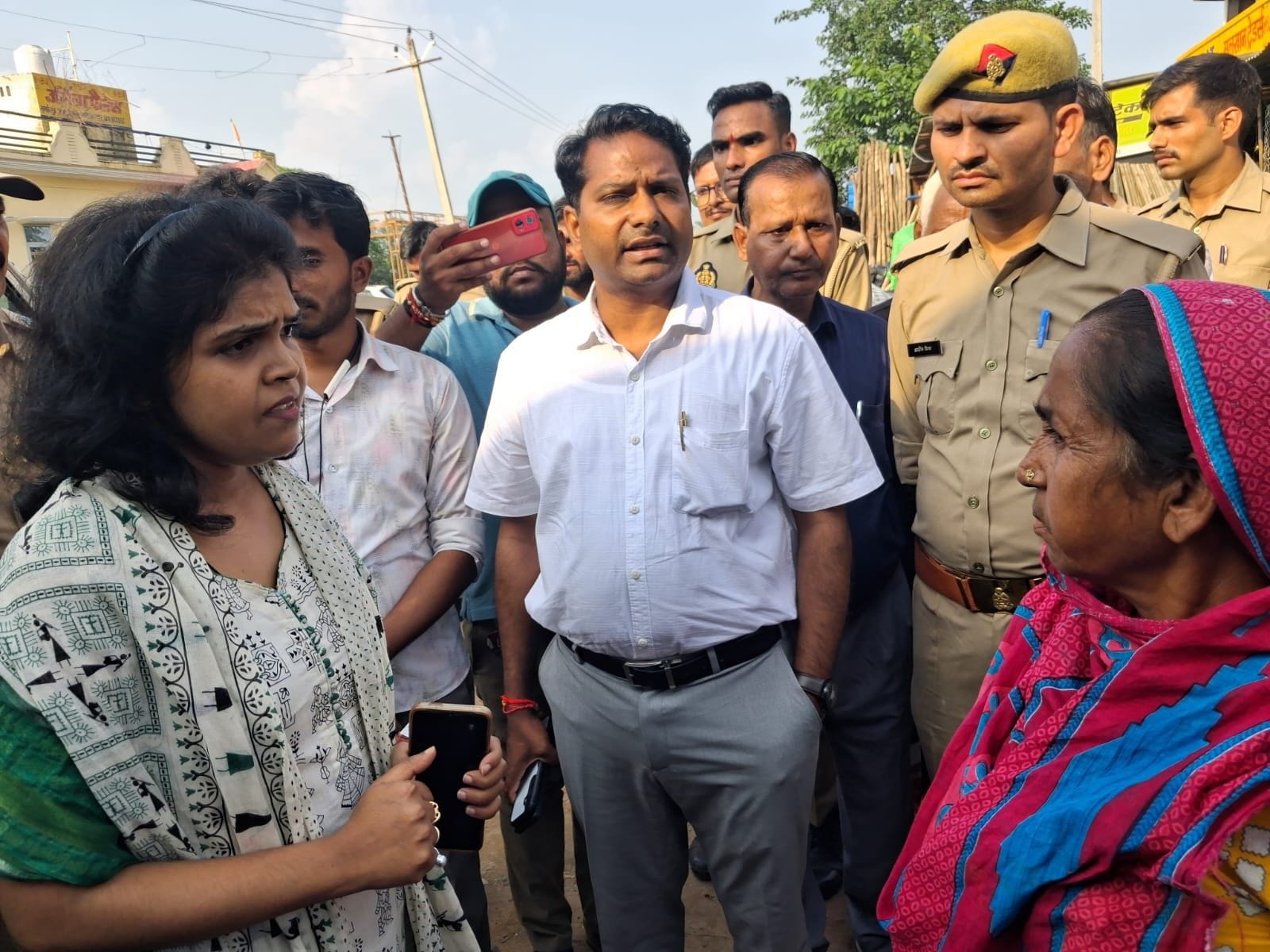 जाम लगाए लोगों से बात करतीं एसडीएम शालिनी सिंह तोमर। संवाद